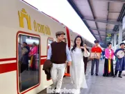 Du khách thích thú trải nghiệm chuyến tàu 'Hà Nội 5 cửa ô'