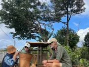 Khách Tây mê tít trải nghiệm lên rẫy bằng xe công nông 'Lamborghini Ê Đê'