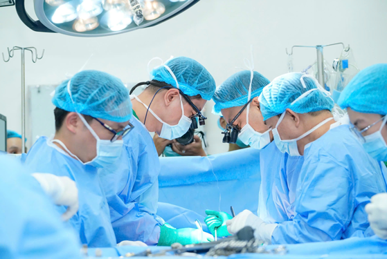 Ê-kíp y - bác sĩ thực hiện ca ghép tim cho bệnh nhân 15 tuổi