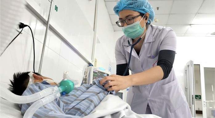 Bé trai được các bác sĩ điều trị tích cực nhưng không qua khỏi