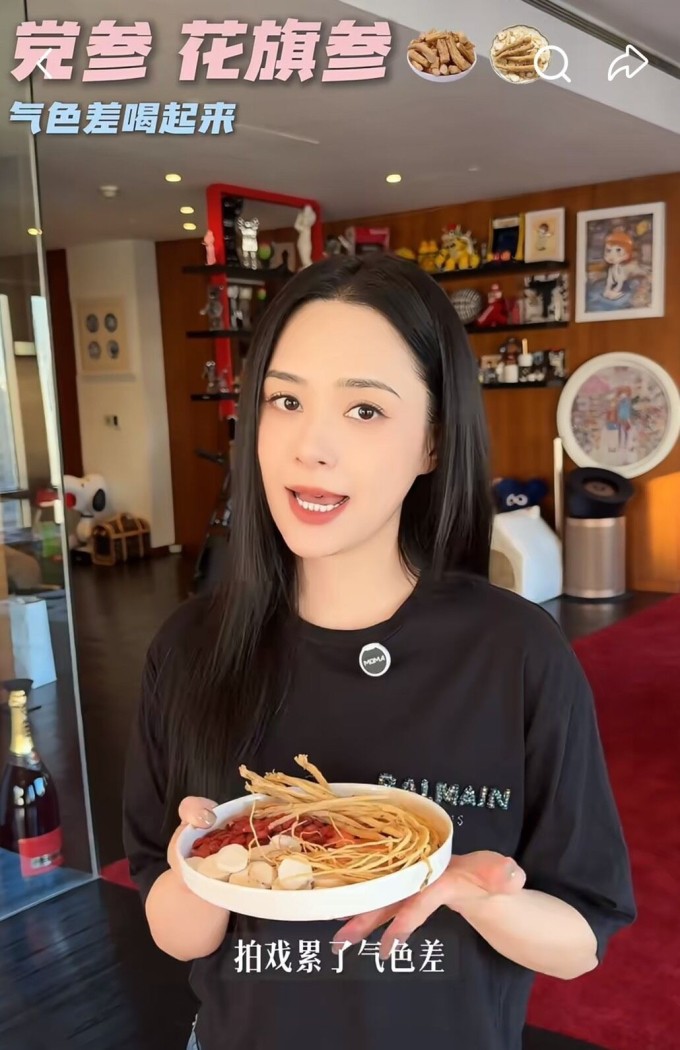 Chung Hân Đồng có thói quen uống trà thảo dược, các loại canh/súp nóng để giữ ấm cơ thể, tốt cho sức khỏe lẫn sắc vóc.