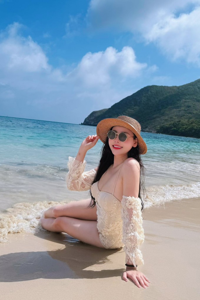 Huyền Trang chăm chỉ tập thể thao, giữ thói quen uống nhiều nước để giữ gìn vóc dáng cân đối, gợi cảm ở tuổi ngoài 30.