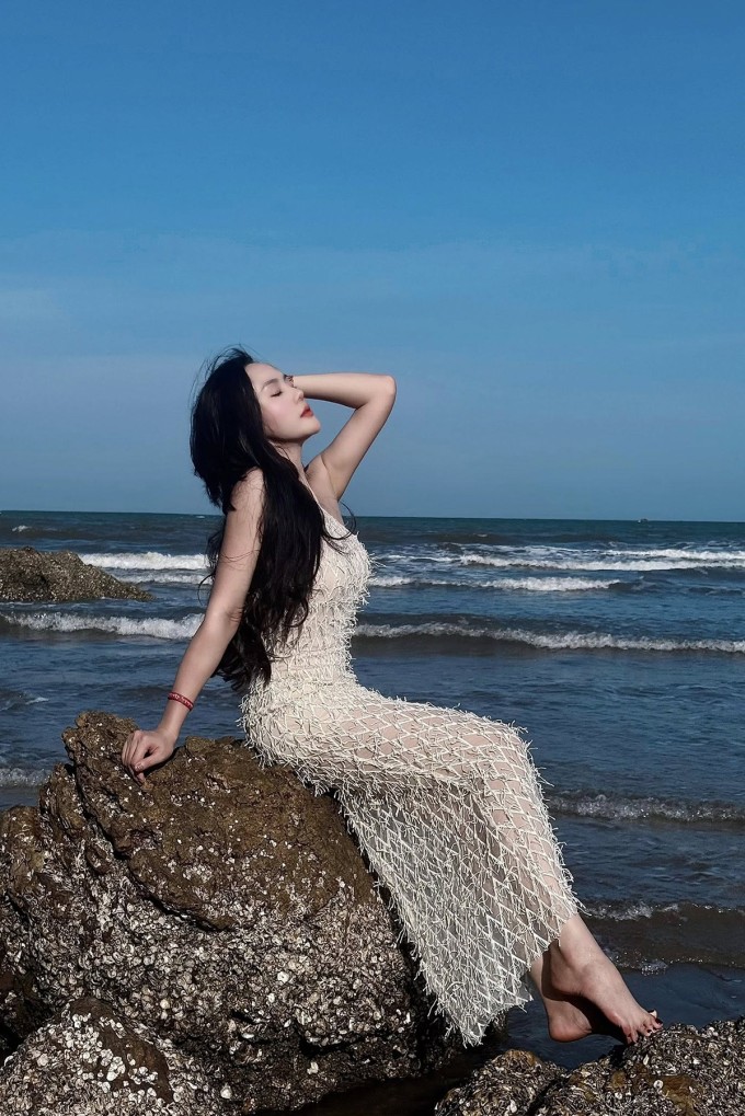 Ở đời thường, Huyền Trang thường xuất hiện với phong cách gợi cảm. Cô ưu tiên những thiết kế tôn dáng, khoe khéo ba vòng gợi cảm.