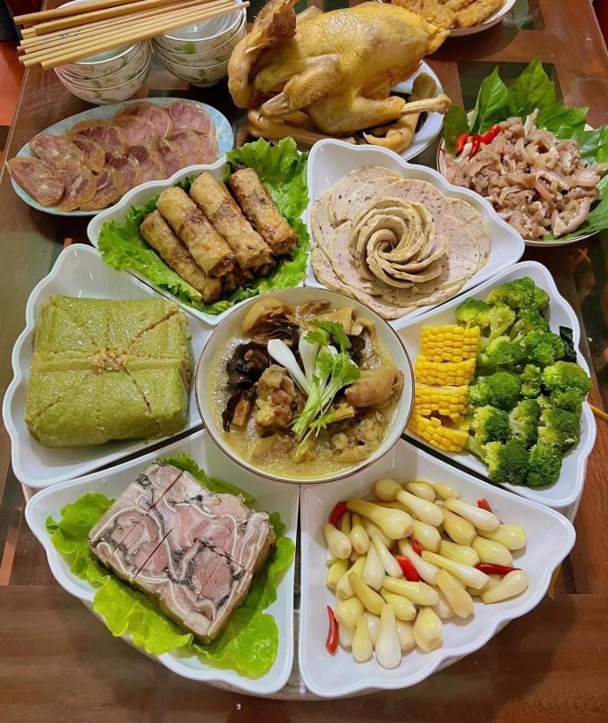 Mâm cúng rằm do chị Nga tự tay làm. Ảnh: NVCC.