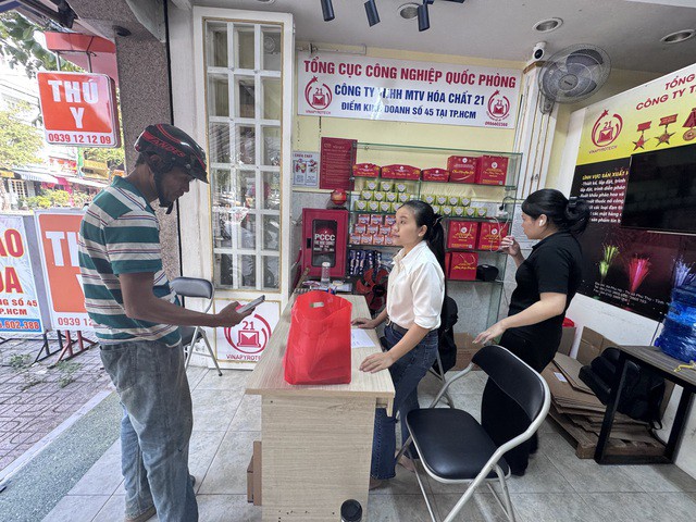 Khách mua pháo hoa