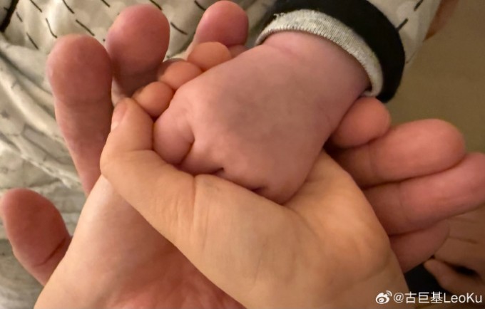 Cổ Cự Cơ đăng tải ảnh và thông báo con thứ hai chào đời trên trang cá nhân hôm 1/1. Ảnh: Weibo