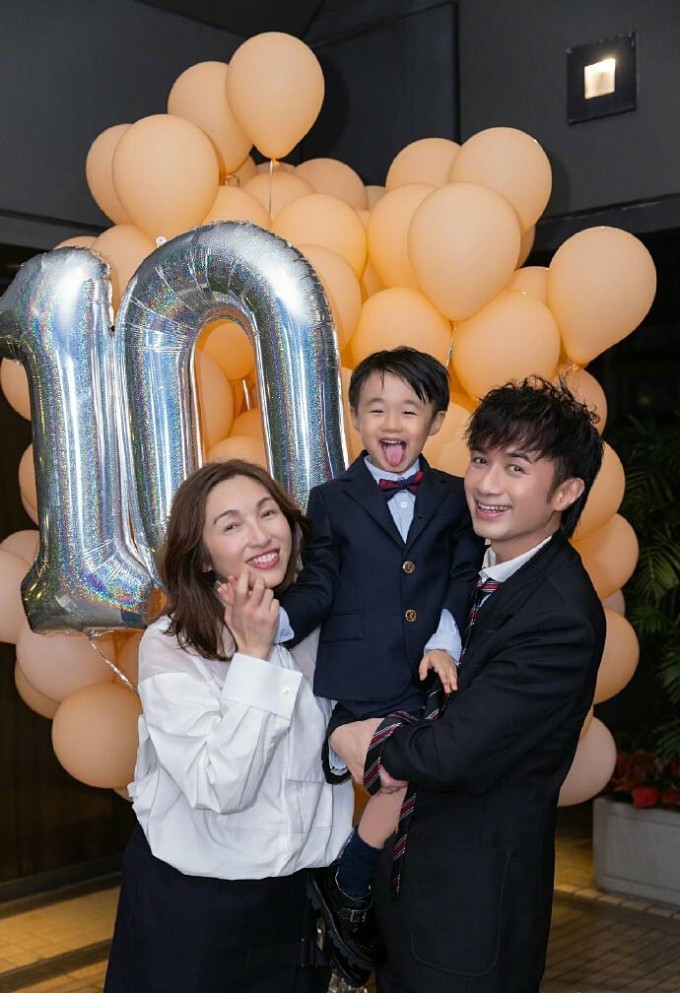 Vợ chồng Cổ Cự Cơ và con trai cả. Ảnh: Weibo