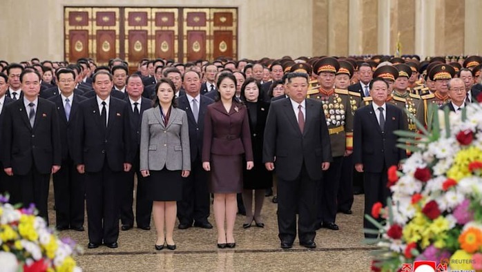 Hình ảnh nhà lãnh đạo Kim Jong-un cùng phu nhân Ri Sol-ju, con gái Kim Ju-ae và các quan chức cấp cao Triều Tiên thăm Cung điện Mặt Trời Kumsusan hôm 1-1. Ảnh: Rodong Sinmun