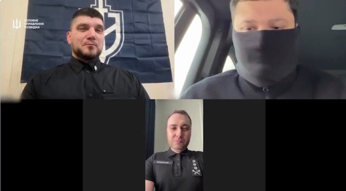 Đoạn clip đăng tải ngày 1-1 với Giám đốc tình báo Ukraine Kyrylo Budanov xuất hiện bên dưới, người phía trên, bên trái chính là ông Denis Kapustin - Ảnh: TELEGRAPH