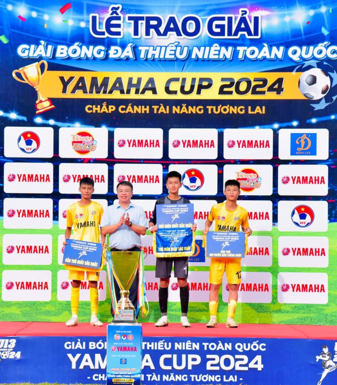  Thái Bá Bảo Hoàng (trái) nhận danh hiệu cầu thủ hay nhất giải U13 toàn quốc  2024. Ảnh: 