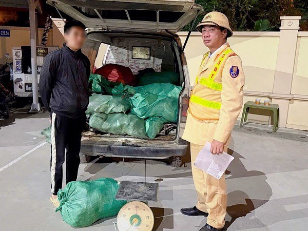 CSGT phát hiện xe tải nhỏ chở hơn 800kg chân gà không rõ nguồn gốc. Ảnh: CACC.