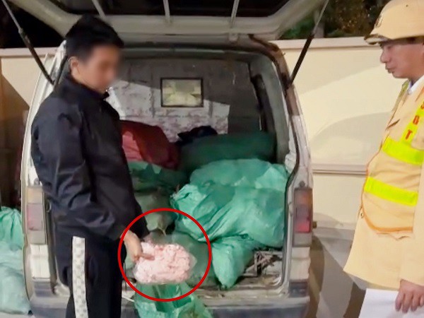 Chân gà đã bốc mùi hôi tanh nồng nặc. Ảnh: CACC.