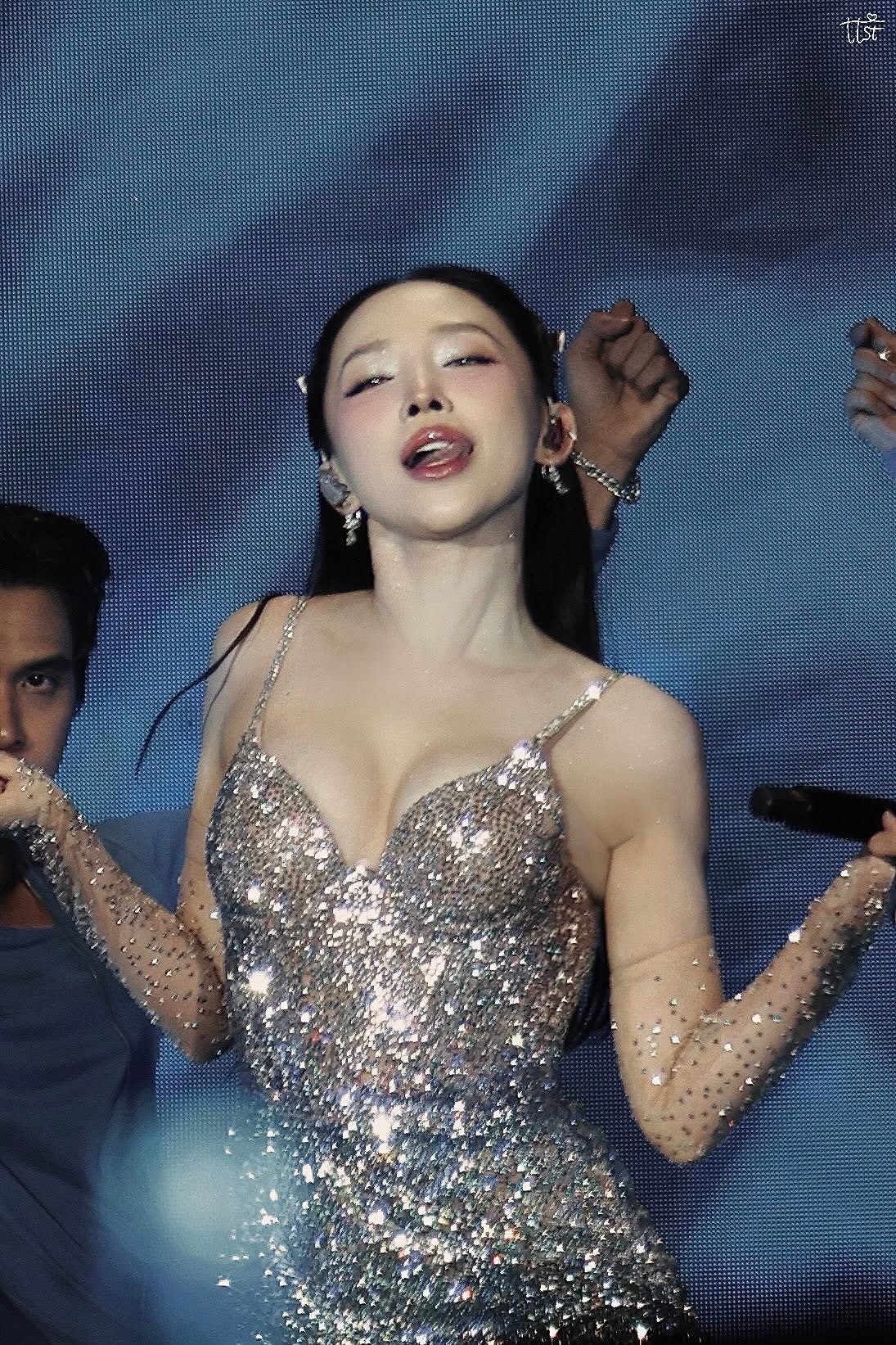 Dịp đầu năm, Tóc Tiên có màn biểu diễn bùng nổ ở phố đi bộ Nguyễn Huệ (TPHCM). Tóc Tiên được khen vóc dáng săn chắc, trình diễn thu hút, khuấy động không khí đón năm mới trước hàng nghìn khán giả.