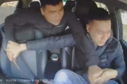 Rùng mình với clip hành khách dùng vật nhọn đâm liên tiếp vào mặt tài xế đang lái xe