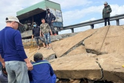 Chính quyền nói gì về thông tin xe bồn chạy qua trước thời điểm xảy ra sập bờ kè làm 4 người chết?