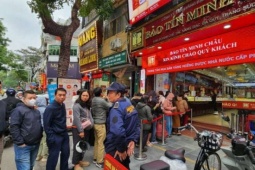 Giá vàng hôm nay mới nhất (2/1): Người mua vẫn xếp hàng đầu năm mới, nhà vàng hạn chế bán ra