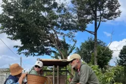 Khách Tây mê tít trải nghiệm lên rẫy bằng xe công nông 'Lamborghini Ê Đê'