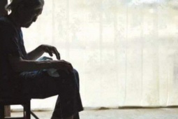 Mẹ già ngoài 90 vẫn hầu hạ con gái U60: Bi kịch của việc thương con mù quáng