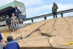 Chính quyền nói gì về thông tin xe bồn chạy qua trước thời điểm xảy ra sập bờ kè làm 4 người chết?