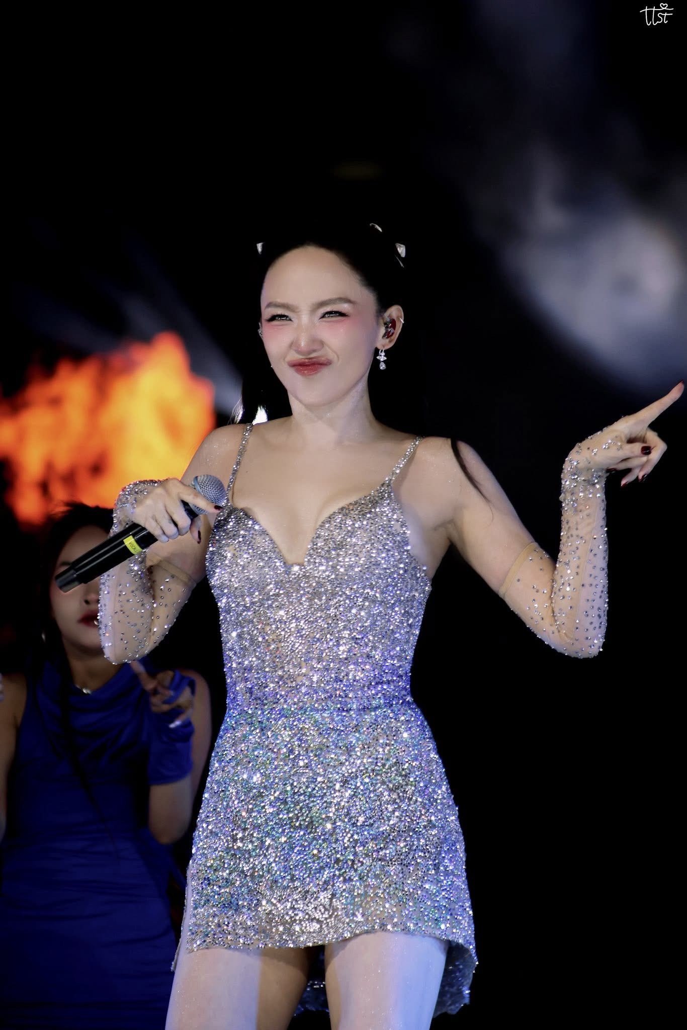 Dịp đầu năm, Tóc Tiên có màn biểu diễn bùng nổ ở phố đi bộ Nguyễn Huệ (TPHCM). Tóc Tiên được khen vóc dáng săn chắc, trình diễn thu hút, khuấy động không khí đón năm mới trước hàng nghìn khán giả.