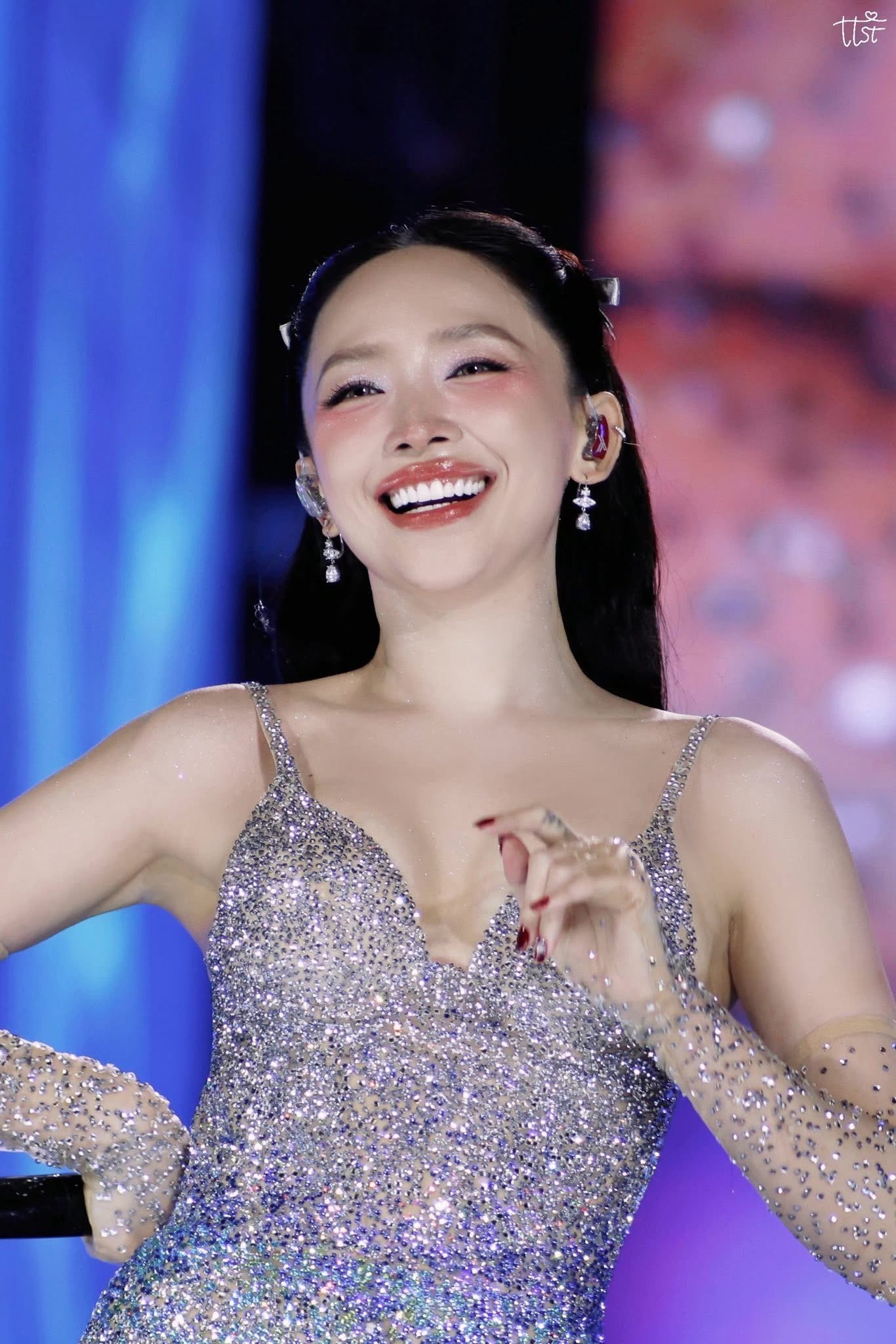 Dịp đầu năm, Tóc Tiên có màn biểu diễn bùng nổ ở phố đi bộ Nguyễn Huệ (TPHCM). Tóc Tiên được khen vóc dáng săn chắc, trình diễn thu hút, khuấy động không khí đón năm mới trước hàng nghìn khán giả.