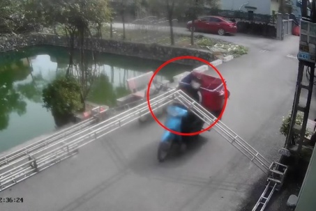 Clip: Mải nhìn điện thoại, shipper lao thẳng vào khung rạp giữa đường