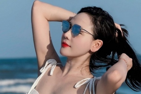 Vẻ gợi cảm của diễn viên đóng nữ chủ tịch trong 'Lằn ranh'