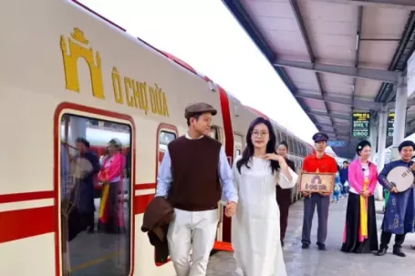 Du khách thích thú trải nghiệm chuyến tàu 'Hà Nội 5 cửa ô'