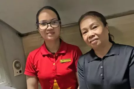 Khách đi tàu đãng trí vứt bỏ cả gói vàng vào thùng rác