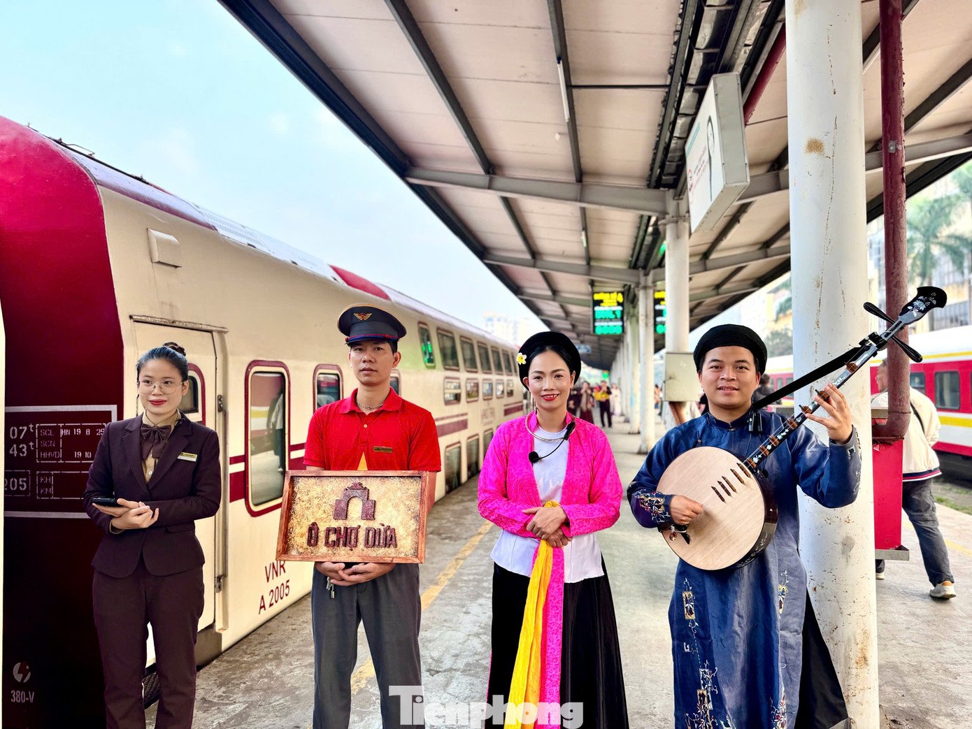 Du khách thích thú trải nghiệm chuyến tàu 'Hà Nội 5 cửa ô' - 4