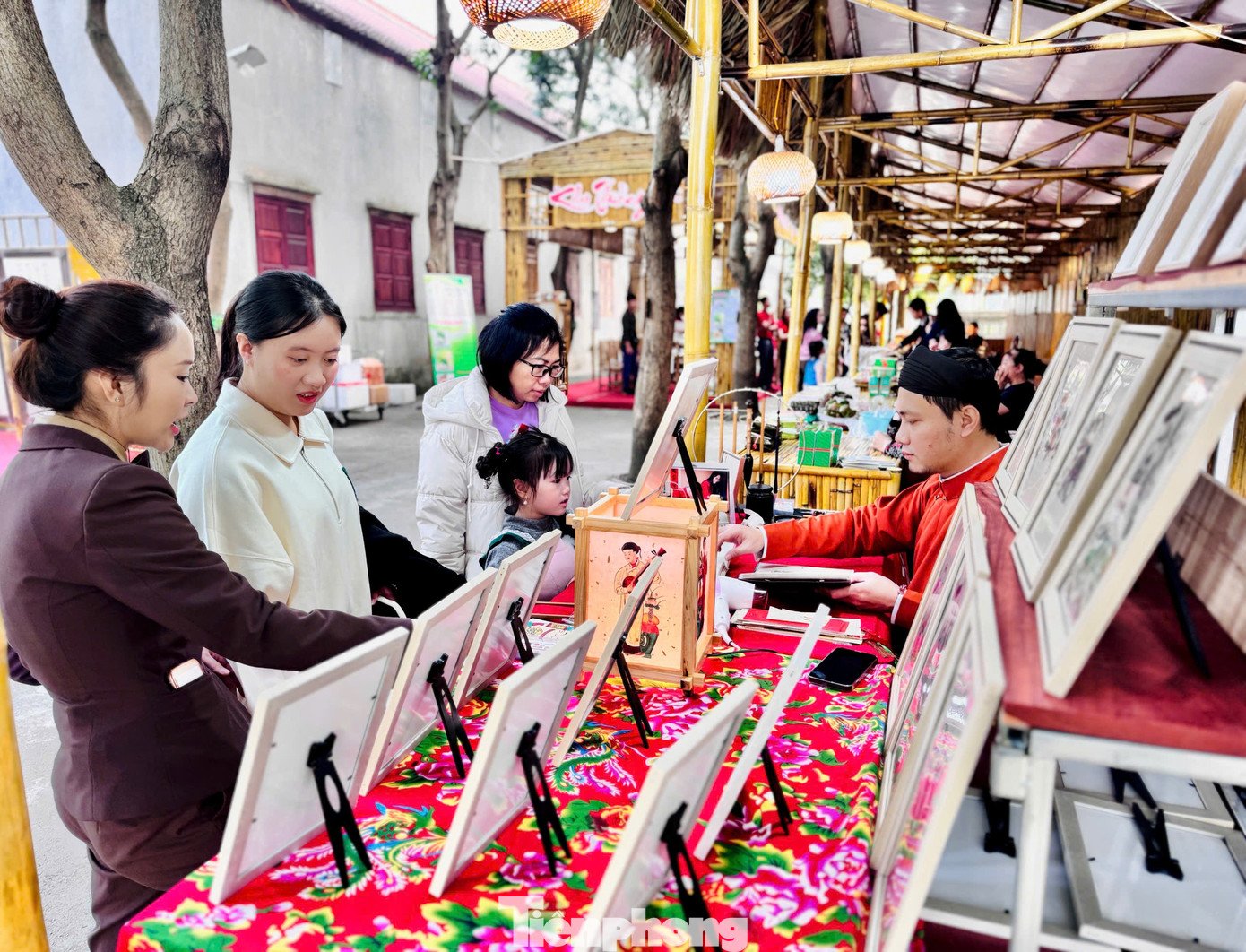 Du khách thích thú trải nghiệm chuyến tàu 'Hà Nội 5 cửa ô' - 19