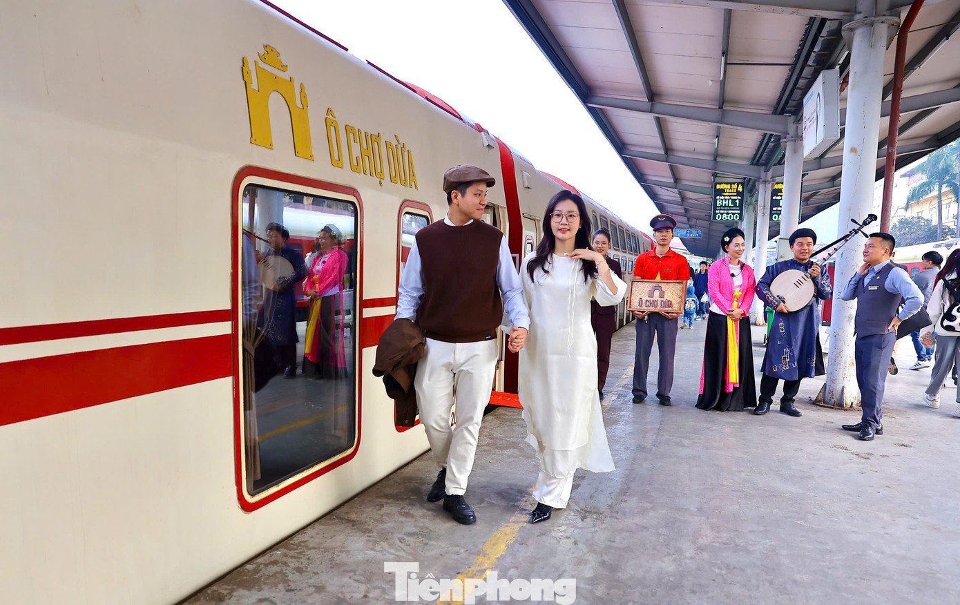 Du khách thích thú trải nghiệm chuyến tàu 'Hà Nội 5 cửa ô' - 3