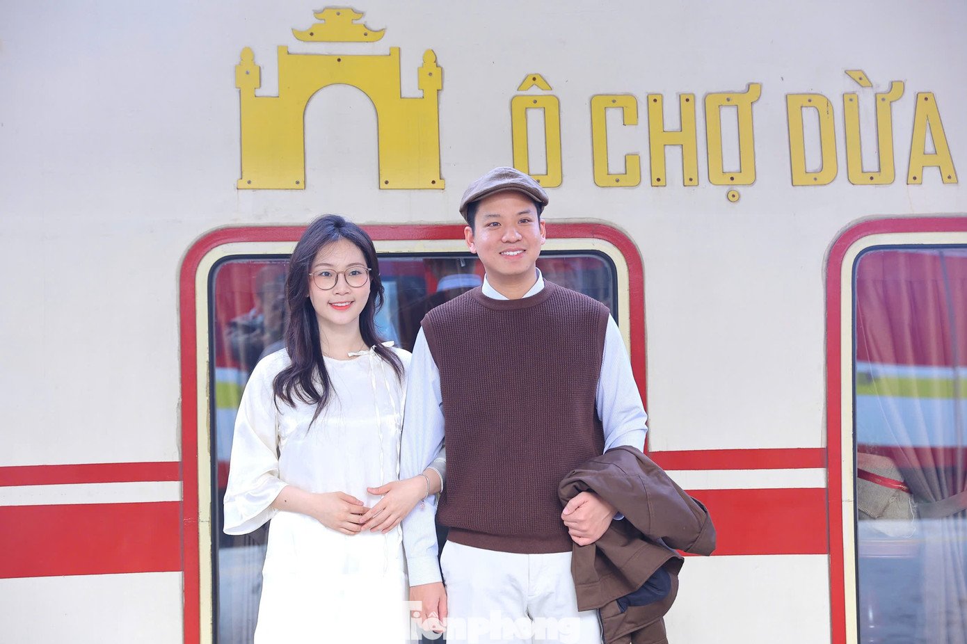 Du khách thích thú trải nghiệm chuyến tàu 'Hà Nội 5 cửa ô' - 6