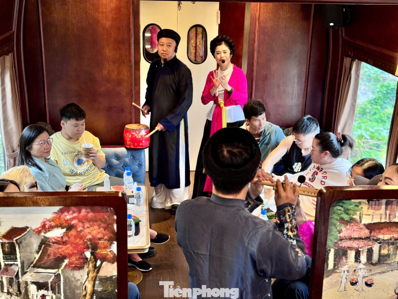 Du khách thích thú trải nghiệm chuyến tàu 'Hà Nội 5 cửa ô' - 15