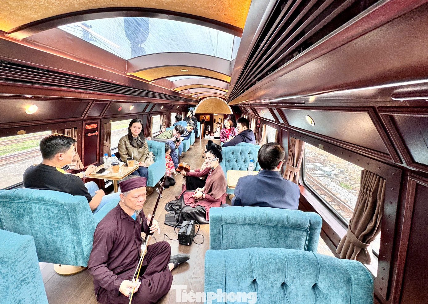 Du khách thích thú trải nghiệm chuyến tàu 'Hà Nội 5 cửa ô' - 14