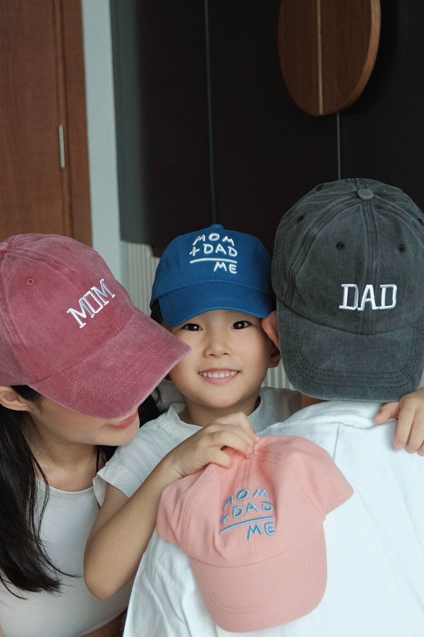 Rhymastic cũng chia sẻ khoảnh khắc vợ anh đang mang thai con thứ hai. "2020 là năm vô cùng hạnh phúc của hai vợ chồng và thật mừng điều đó sẽ một lần nữa lặp lại vào 2026. Chúc cho chúng ta sẽ đón một năm mới với nhiều điều tốt đẹp và trọn vẹn nhất”, thành viên SpaceSpeakers chia sẻ.