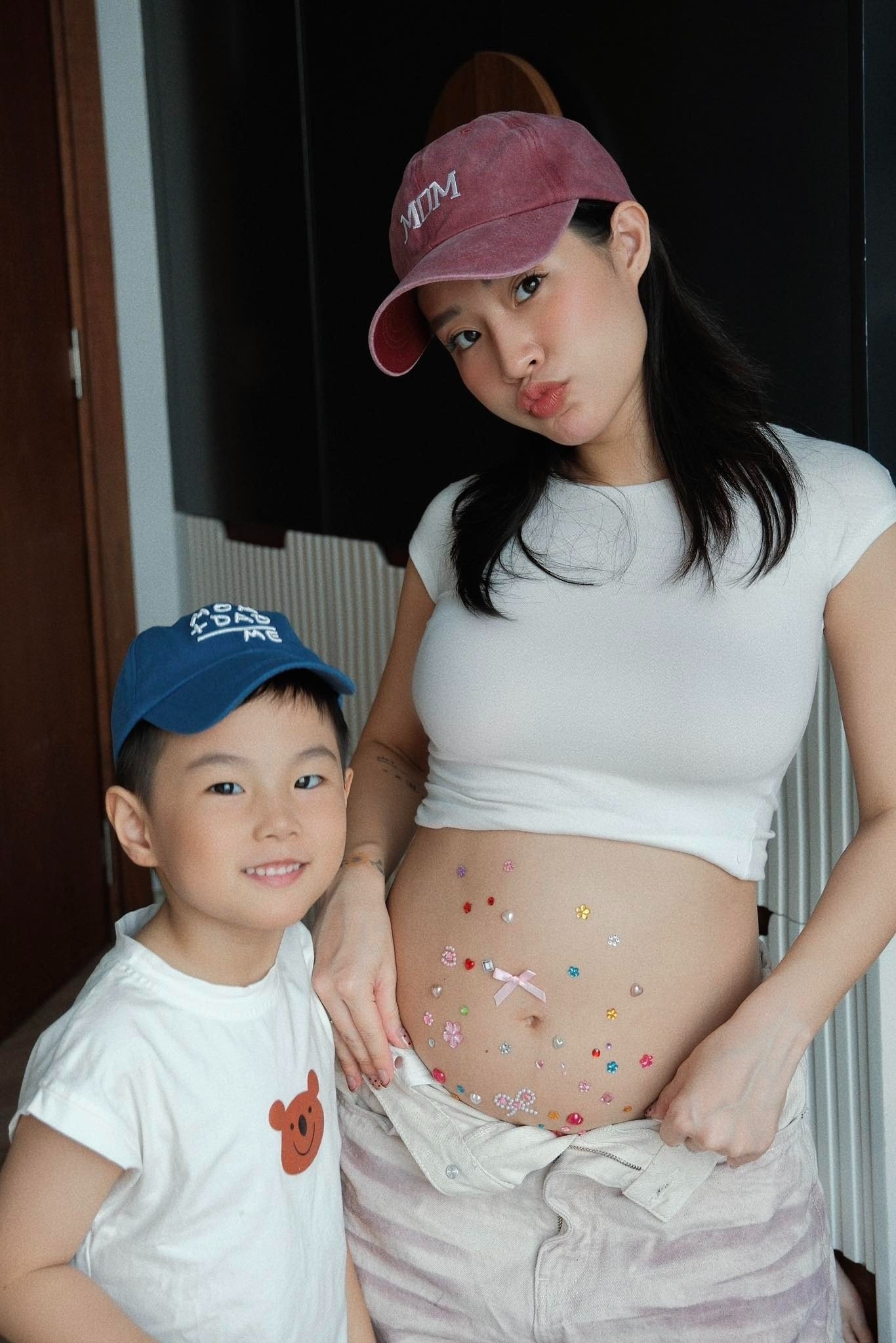 Rhymastic cũng chia sẻ khoảnh khắc vợ anh đang mang thai con thứ hai. "2020 là năm vô cùng hạnh phúc của hai vợ chồng và thật mừng điều đó sẽ một lần nữa lặp lại vào 2026. Chúc cho chúng ta sẽ đón một năm mới với nhiều điều tốt đẹp và trọn vẹn nhất”, thành viên SpaceSpeakers chia sẻ.