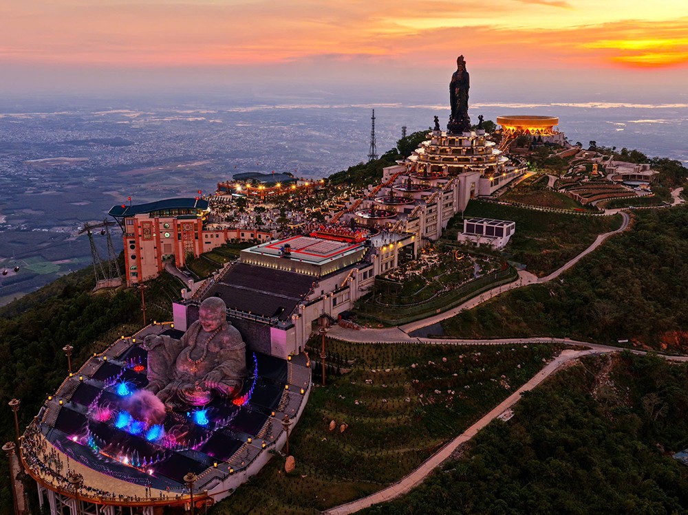 Cận cảnh tôn tượng “Đức Phật đến từ quá khứ” mới an vị tại núi Bà Đen, Tây Ninh - 8