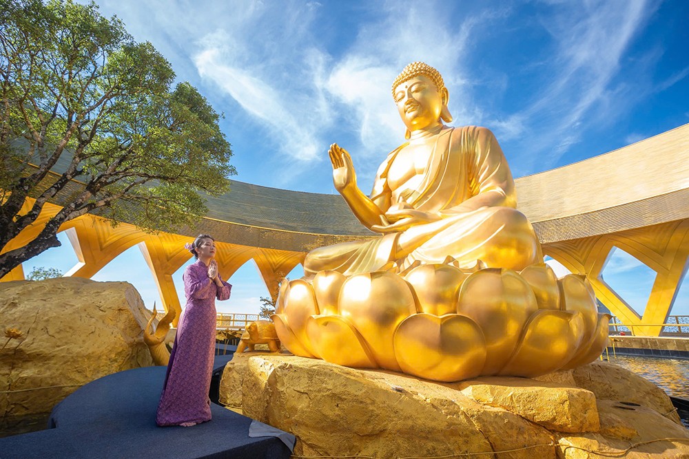 Cận cảnh tôn tượng “Đức Phật đến từ quá khứ” mới an vị tại núi Bà Đen, Tây Ninh - 3