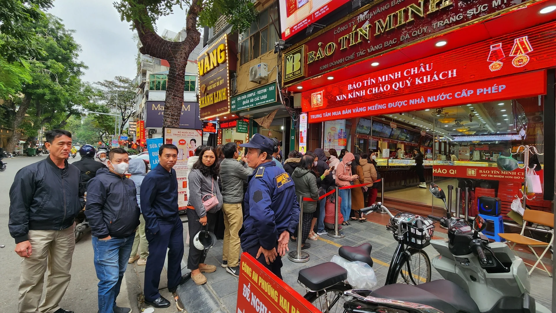 Dòng người mua vàng xếp hàng tràn cả xuống đường trong ngày 2/1/2026. Ảnh: Thái Nguyễn