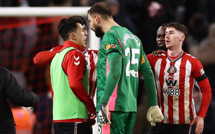 Donnarumma (áo xanh) va chạm với cầu thủ Sunderland