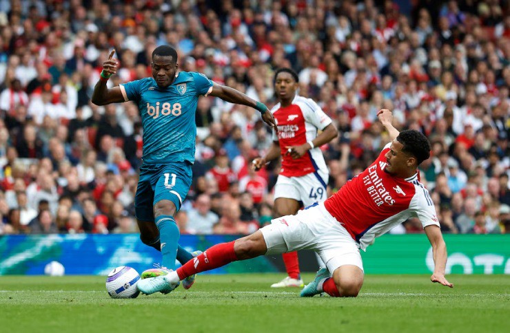 Arsenal (áo đỏ) đang có phong độ cao