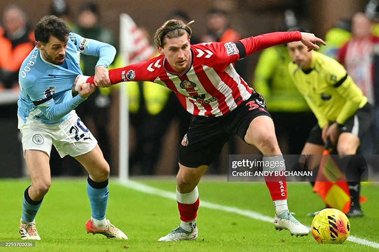 Man City (áo xanh) không thắng được Sunderland