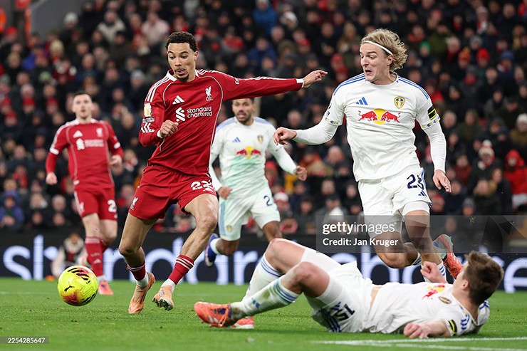 Liverpool (áo đỏ) không thể hạ Leeds