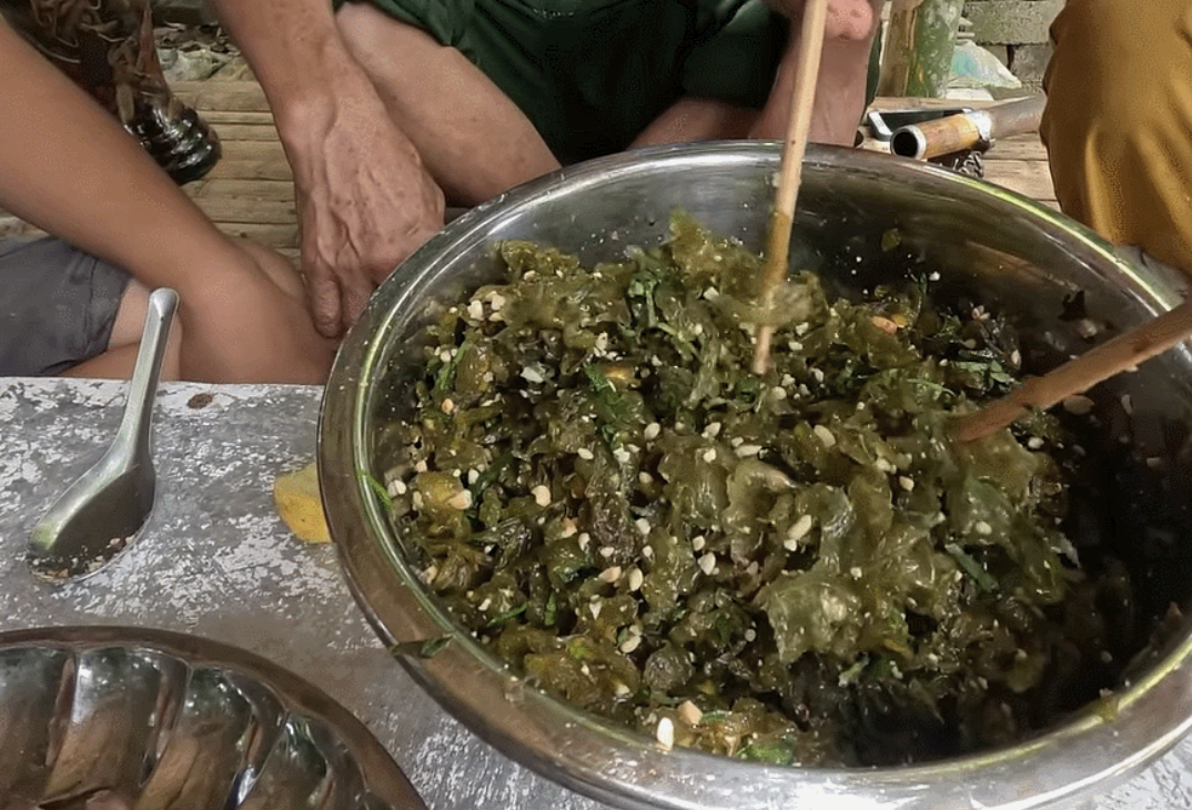 Cách thưởng thức dún đá giản dị và quen thuộc nhất vẫn là đem luộc chín rồi chấm cùng nước mắm hoặc ăn kèm bát riêu cua đồng nóng hổi. Ngày nay dún đá còn được sáng tạo thành nhiều món phong phú hơn như xào cùng gia vị, trộn nộm, làm salad, muối chua hoặc phơi khô để dùng dần.