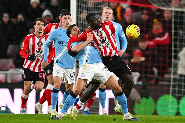 Brobbey bắt nạt các cầu thủ Man City. Sức mạnh thể chất và khả năng thắng các pha tranh chấp là ưu tiên hàng đầu của Sunderland khi tuyển mộ cầu thủ