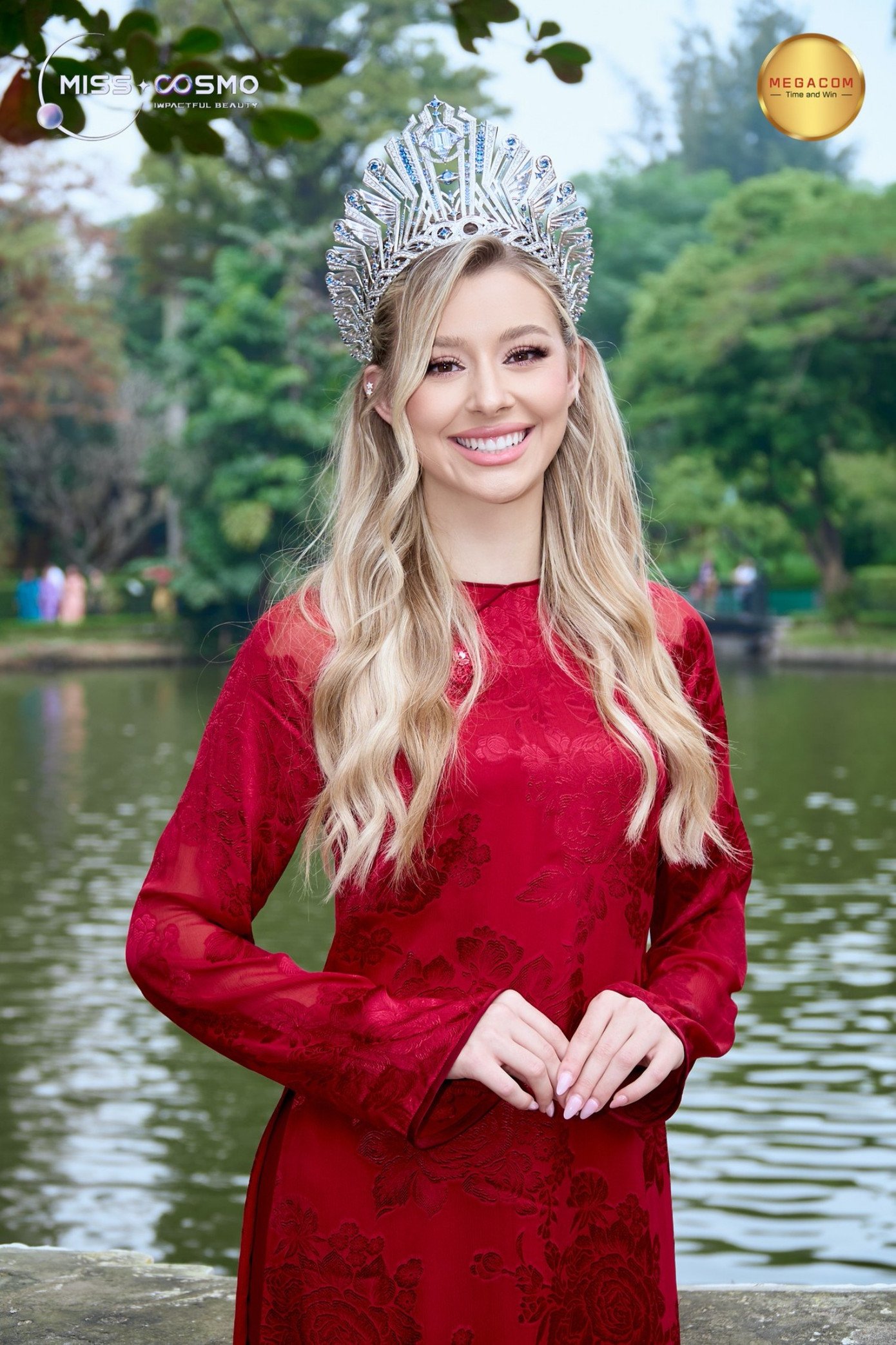 Top 2 Miss Cosmo 2025 diện áo dài và áo bà ba trong hành trình media tour - 3