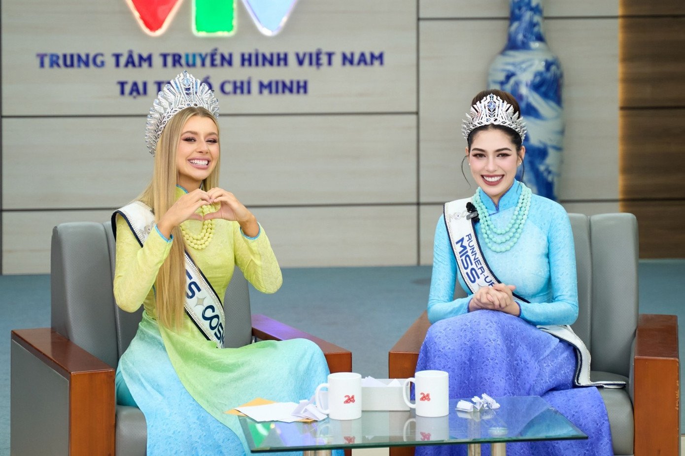 Top 2 Miss Cosmo 2025 diện áo dài và áo bà ba trong hành trình media tour - 7