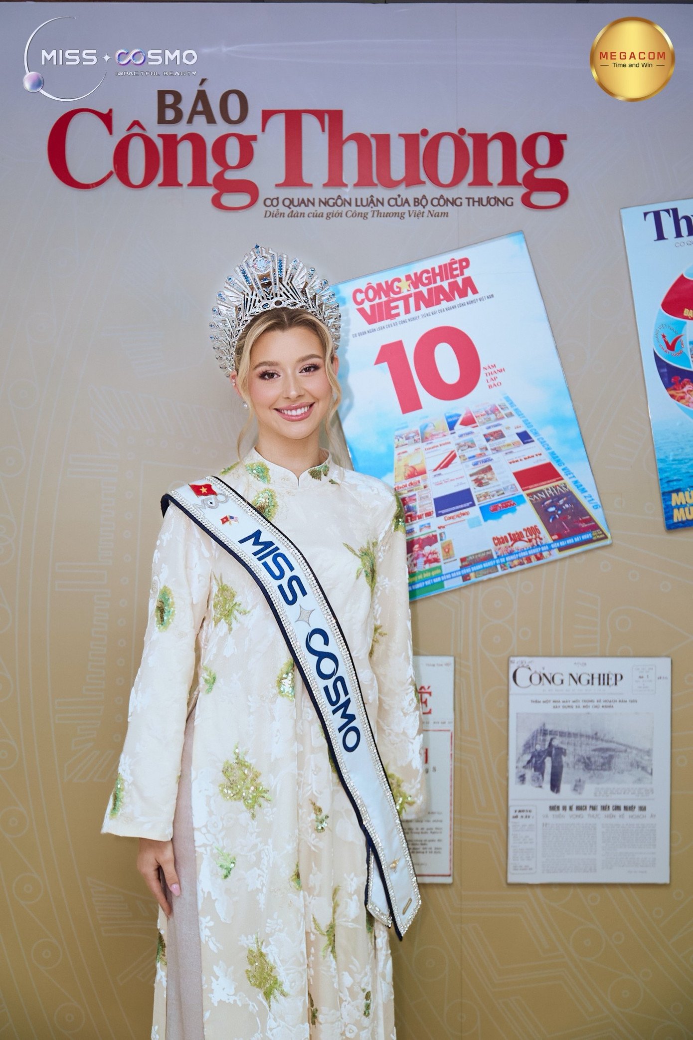 Top 2 Miss Cosmo 2025 diện áo dài và áo bà ba trong hành trình media tour - 10