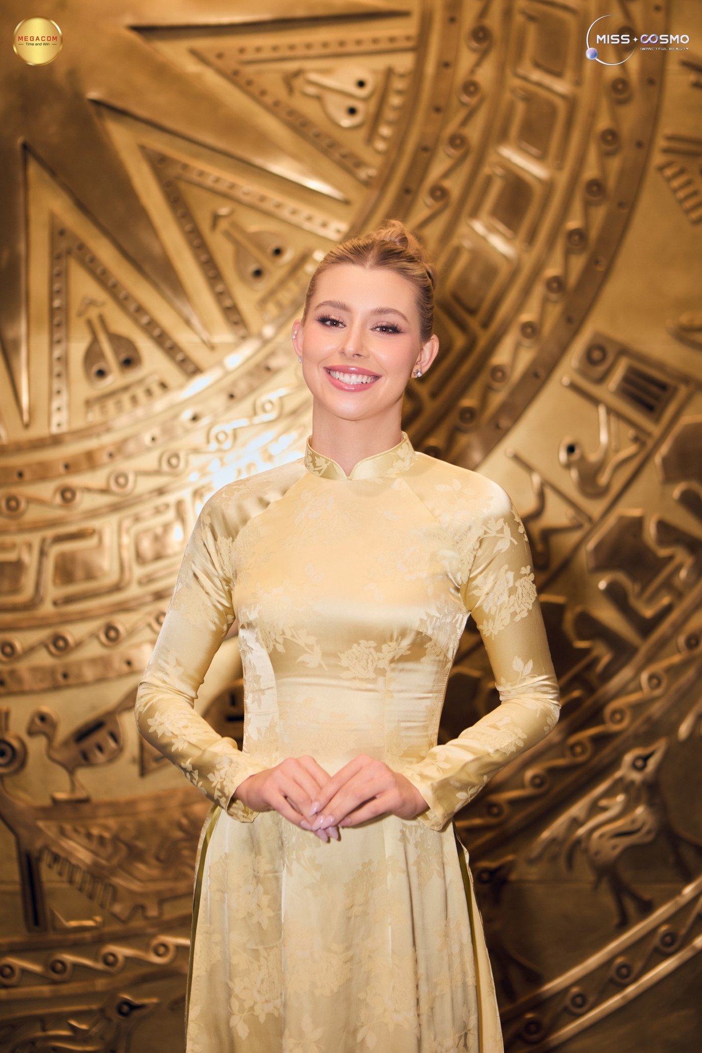 Top 2 Miss Cosmo 2025 diện áo dài và áo bà ba trong hành trình media tour - 11